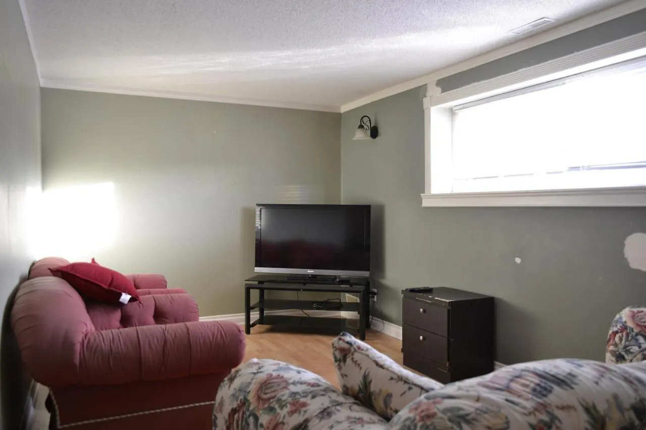 Private Bedroom On Basement Suite - Dover YYC Kanada