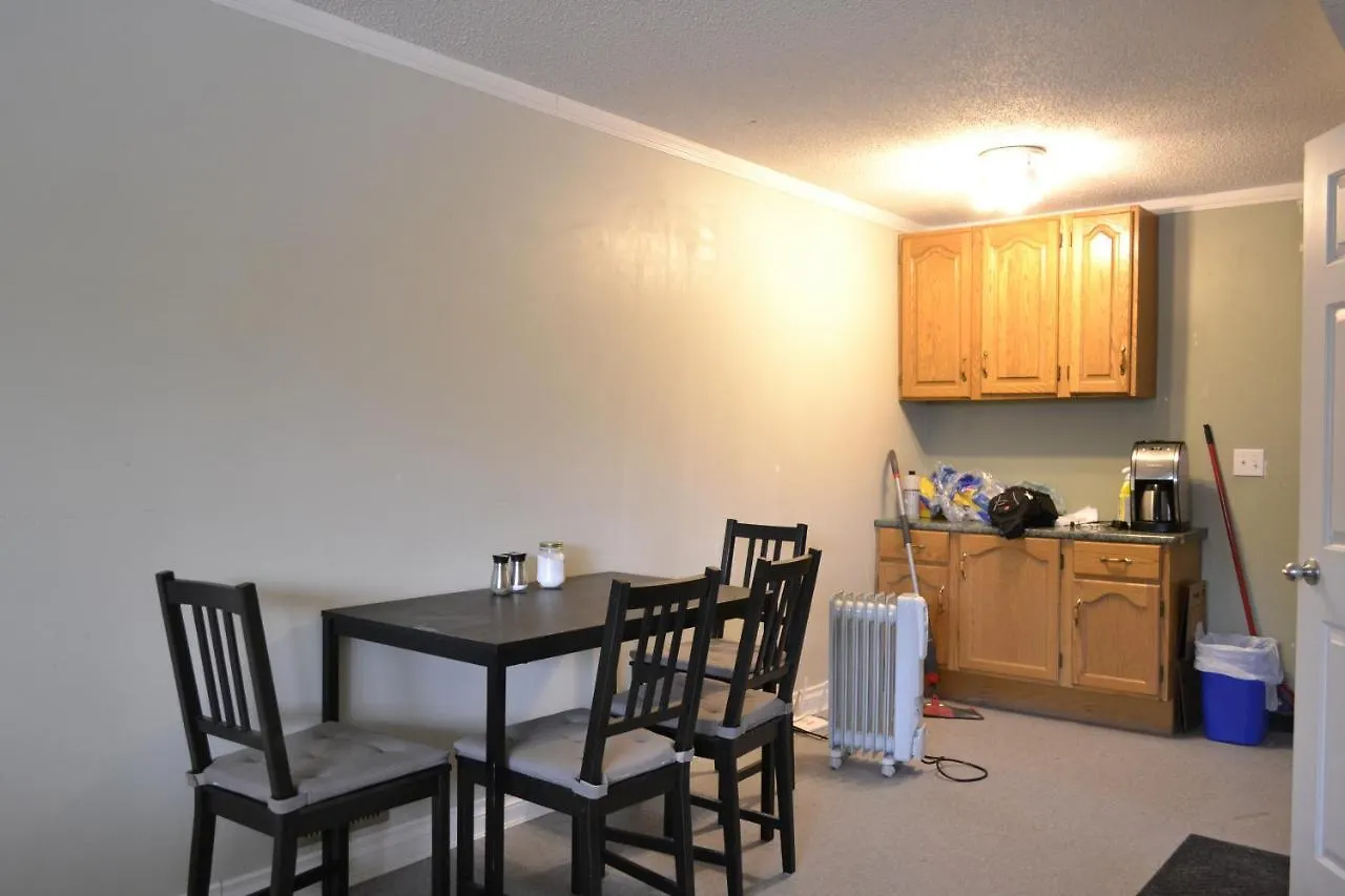 Private Bedroom On Basement Suite - Dover YYC Penzion