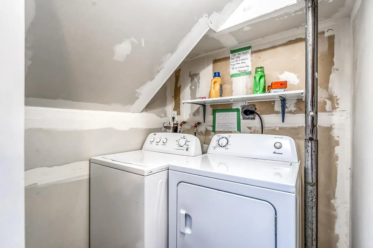 게스트하우스 Private Bedroom On Basement Suite - Dover YYC