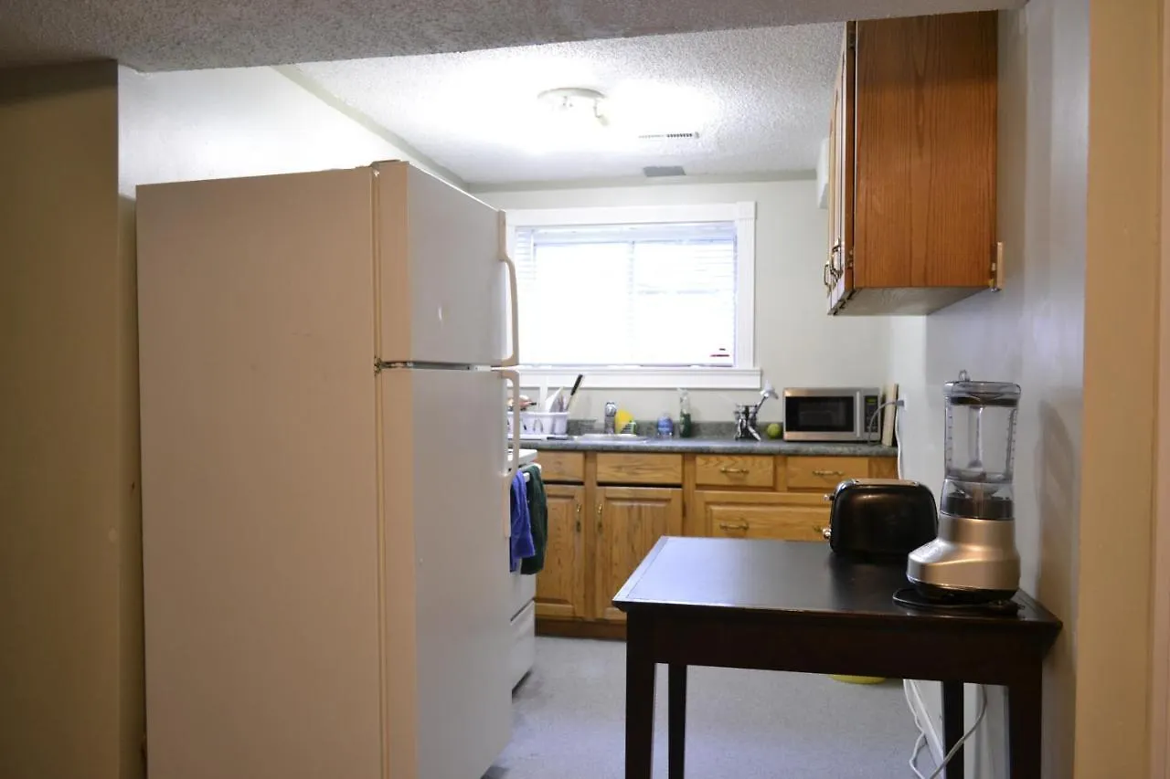 게스트하우스 Private Bedroom On Basement Suite - Dover YYC 캐나다